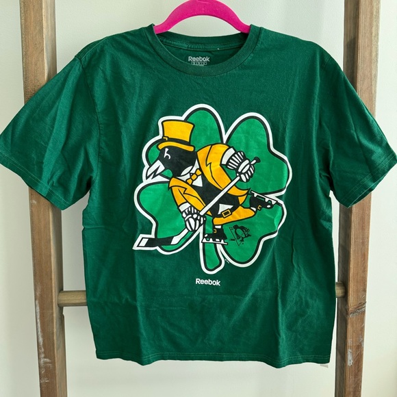 Reebok Tops - Reebok Pittsburgh Penguins St. Patrick’s Day Clover Medium Irish Shirt